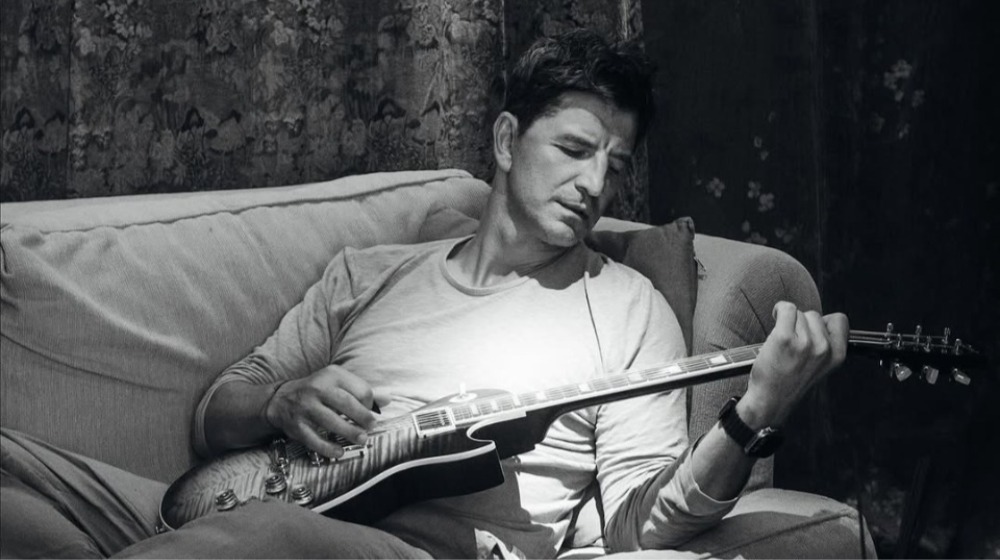 Σάκης Ρουβάς: Mε comfy look στον καναπέ του σπιτιού του παίζει κιθάρα ερμηνεύοντας το νέο του κομμάτι [βίντεο]